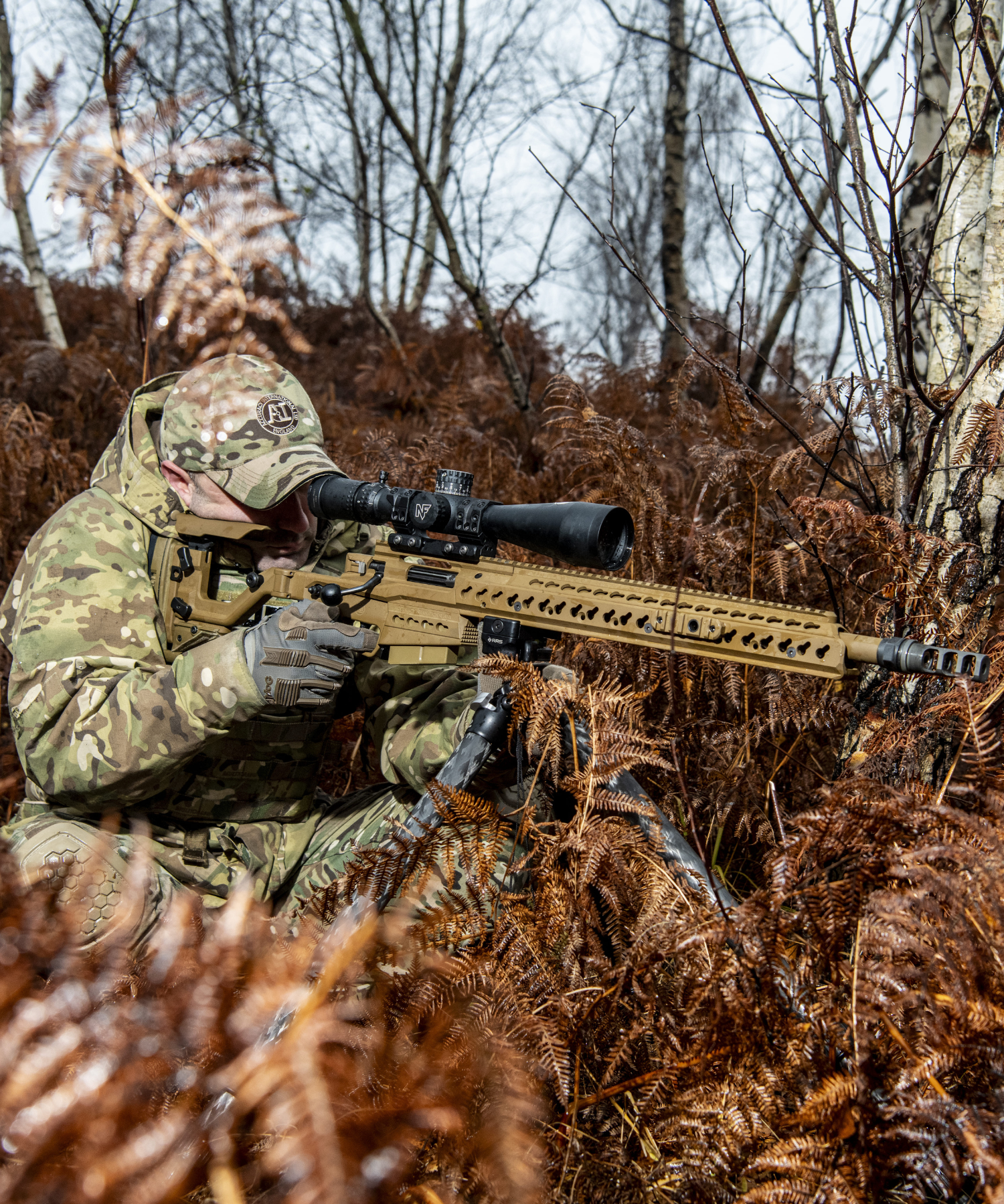 Jäger im modernen Setup mit dem Präzisionsgewehr Accuracy International AT-XC – hochpräzise Langwaffe für weite Distanzen, beliebt bei Sportschützen und Long-Range-Jägern