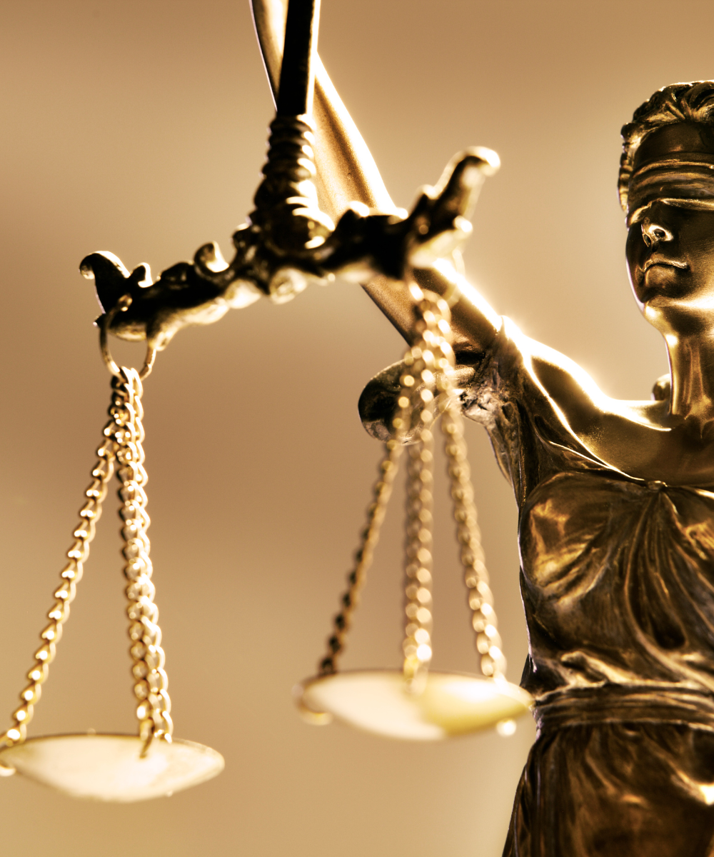 Messing-Büste der Justitia mit verbundenen Augen, Waage und Schwert – symbolträchtige Darstellung der Gerechtigkeit als hochwertige Skulptur.