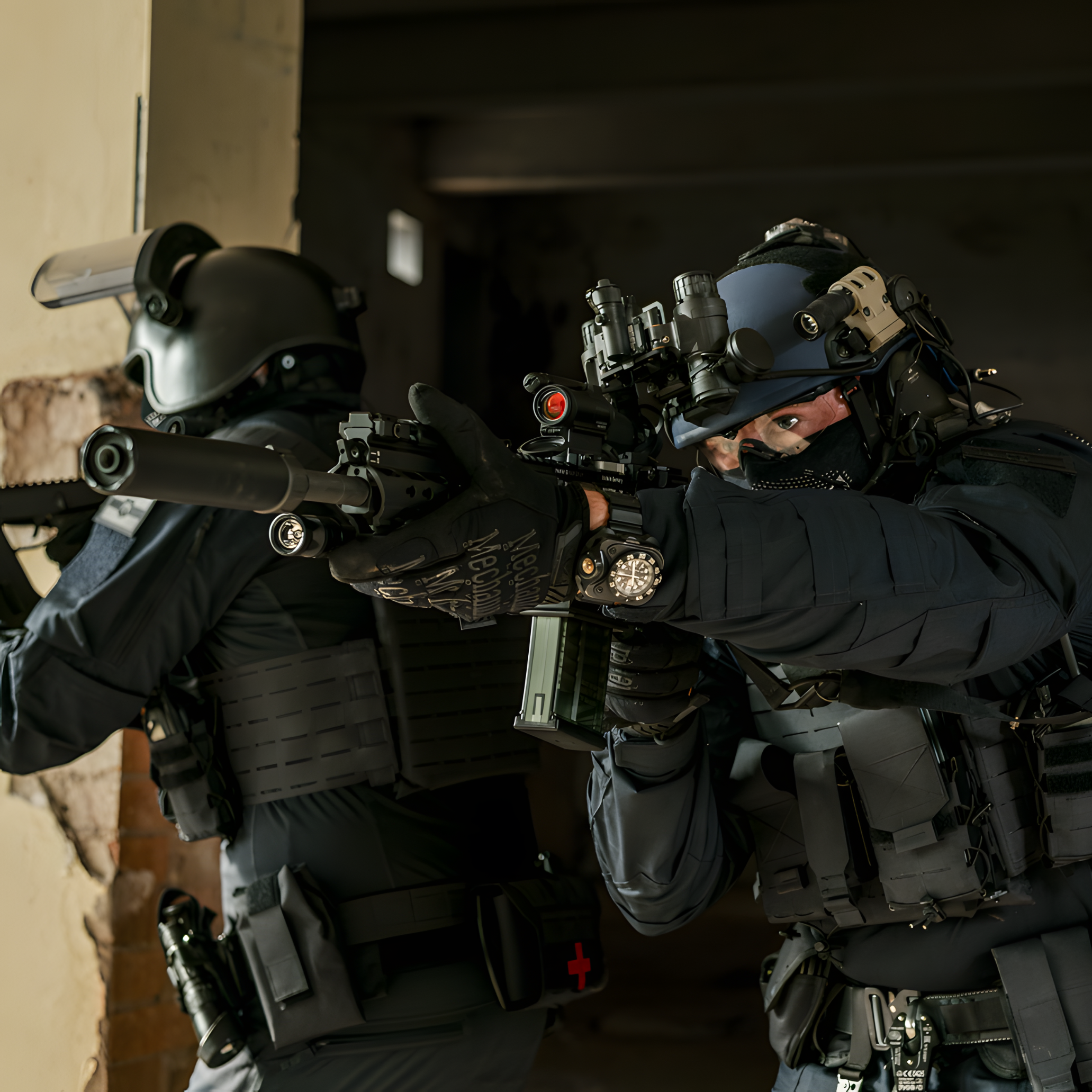 Bewaffnete Polizisten im taktischen Einsatz – ausgerüstet mit moderner Einsatzbekleidung und Schusswaffen
